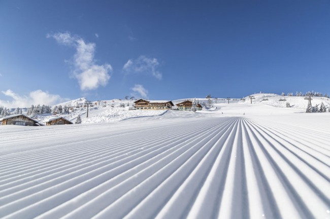 Bestens präparierte Skipiste und urige Skihütten  © Flachau Tourismus