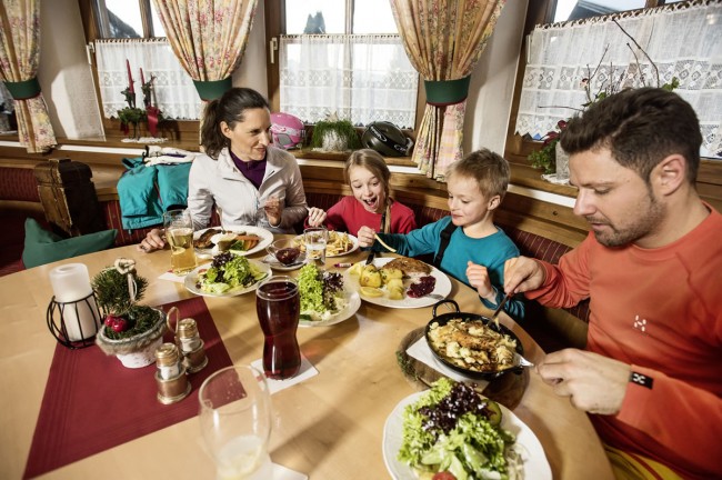 Familie im Ski-Restaurant © Flachau Tourismus