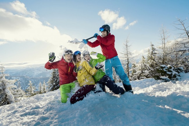 Skifahrer haben Spaß im Schnee © Flachau Tourismus
